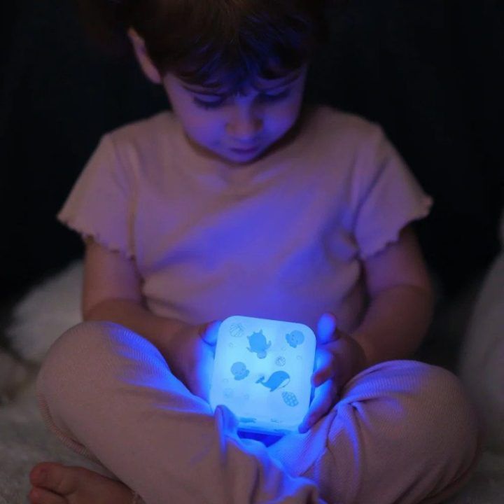 Nešiojama naktinė lempa Cloud B Cube B, 7 × 7 × 7 cm