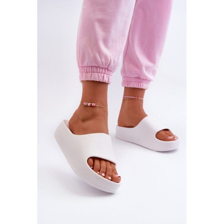 Moteriškos šlepetės ant masyvios platformos STEP IN STYLE, balti