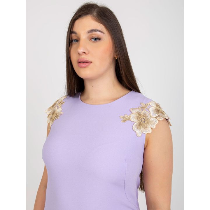 Šviesiai violetinės spalvos suknelė