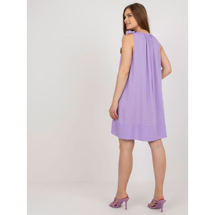 Šviesiai violetinės spalvos suknelė