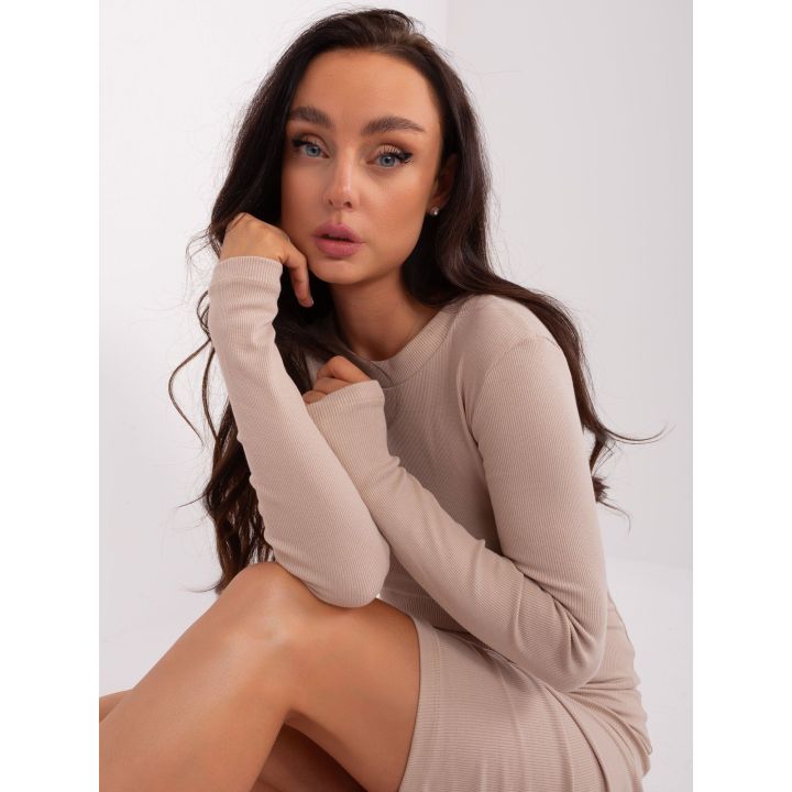 Suknelė šviesiai smėlio spalvos