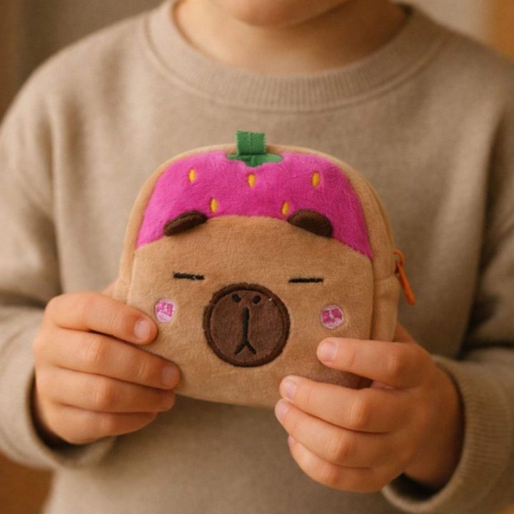 Pliušinė piniginė su kapibara ir braške, 9,5 × 8 cm, rožinė ir ruda