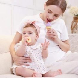 Vėsinantis ledų formos kramtukas Smily Mia, 3–18 mėn., kreminis