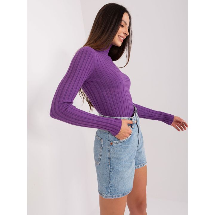 Tamsiai violetinis megztinis