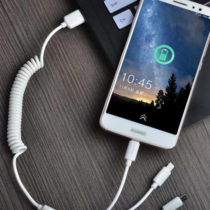 automobilinio įkroviklio rinkinys 2x USB 2,4A + USB laidas 3in1 Lightning / C tipo / micro USB baltas (R7 baltas)