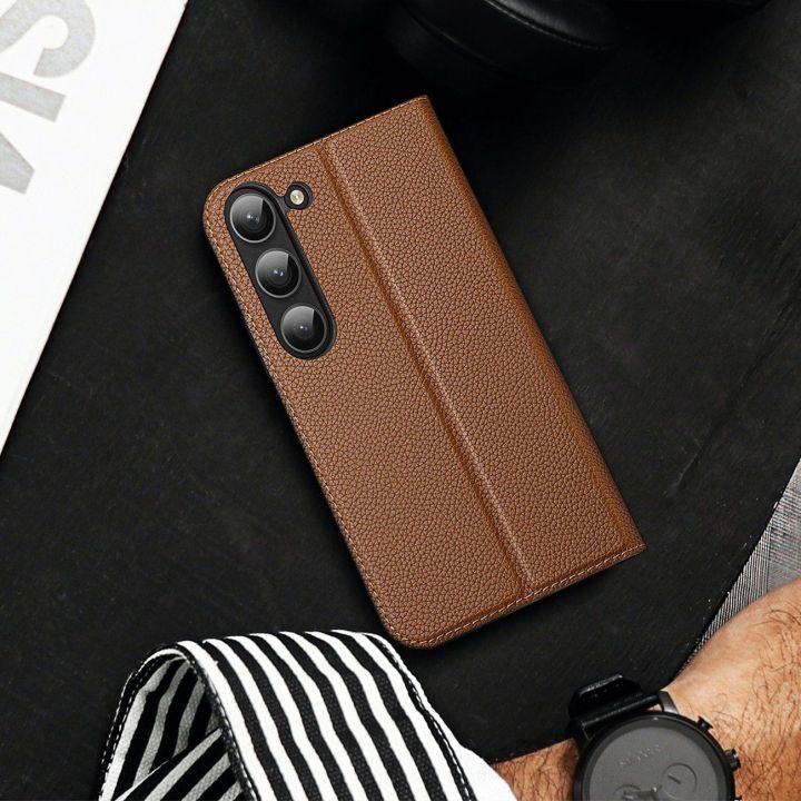 Skin X2 Samsung Galaxy S23+ dėklas su atvartu, piniginė, stovas, rudos spalvos