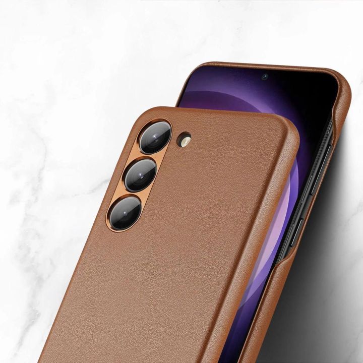 Grit dėklas Samsung Galaxy S23+ elegantiškas dirbtinės odos dangtelis rudos spalvos