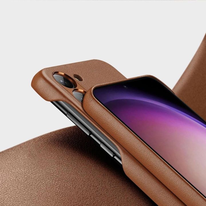 Grit dėklas Samsung Galaxy S23+ elegantiškas dirbtinės odos dangtelis rudos spalvos