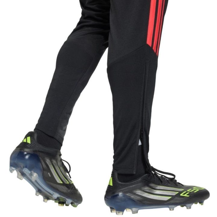 Vyriškos treniruočių kelnės adidas Tiro 26, juodos ir raudonos