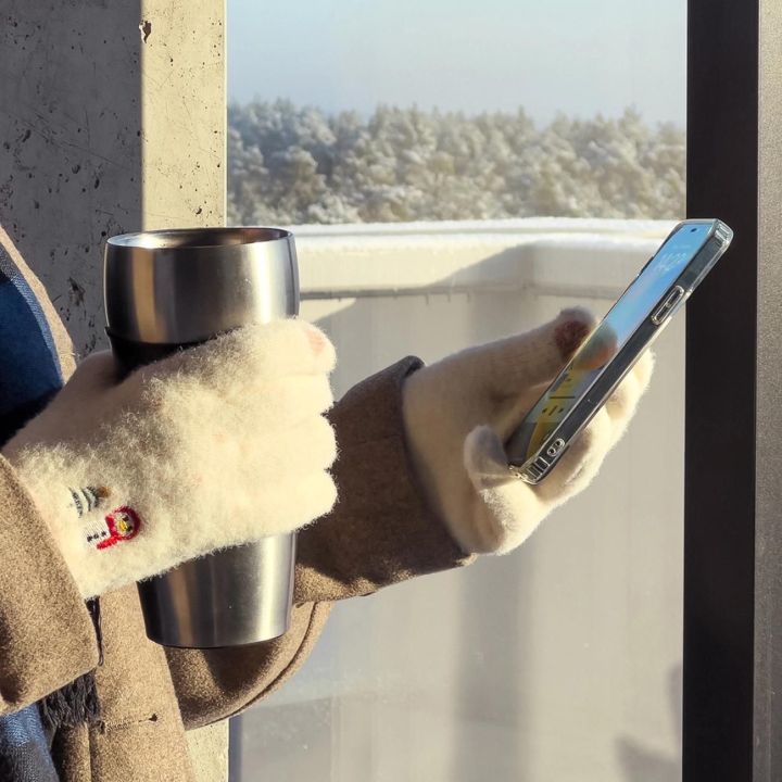 Moteriškos žieminės telefono pirštinės su snieguole ir eglute - smėlio spalvos