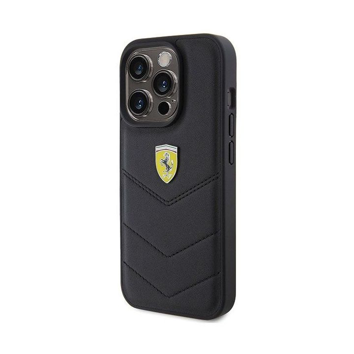 Ferrari dygsniuotas metalinis logotipas ant iPhone 15 Pro - juodos spalvos