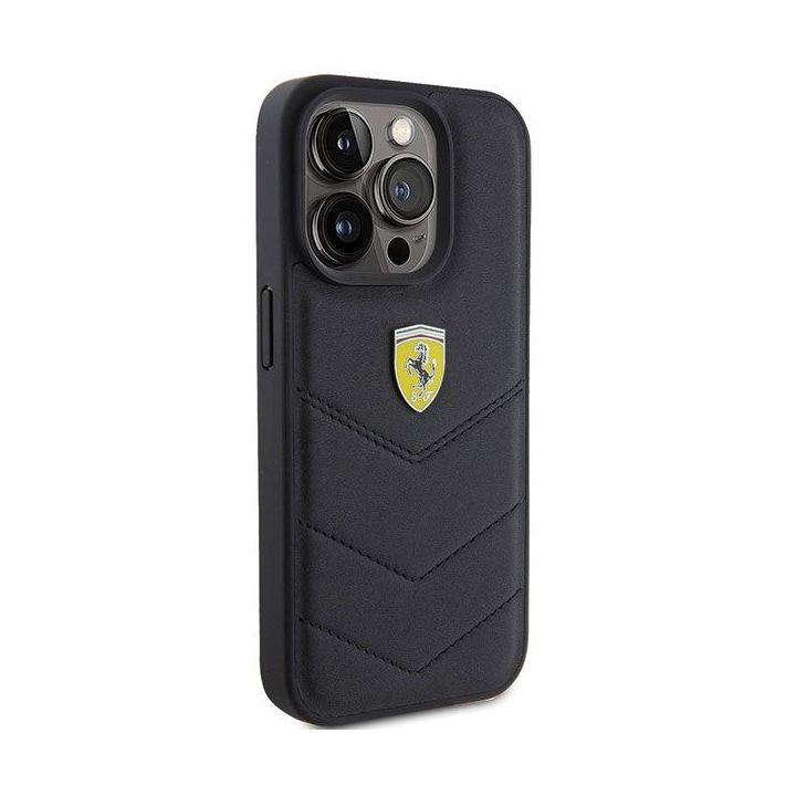 Ferrari dygsniuotas metalinis logotipas ant iPhone 15 Pro - juodos spalvos