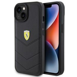 Ferrari dygsniuotas metalinis logotipas ant iPhone 15 - nuotraukos