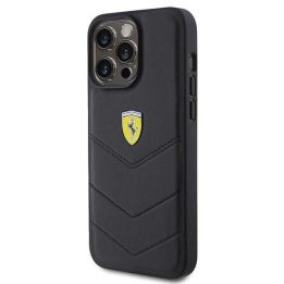 Ferrari dygsniuotas metalinis logotipas ant iPhone 15 Pro Max - nuotraukos