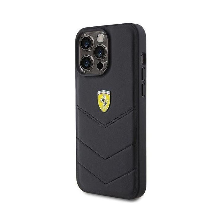 Ferrari dygsniuotas metalinis logotipas ant iPhone 15 Pro Max - nuotraukos