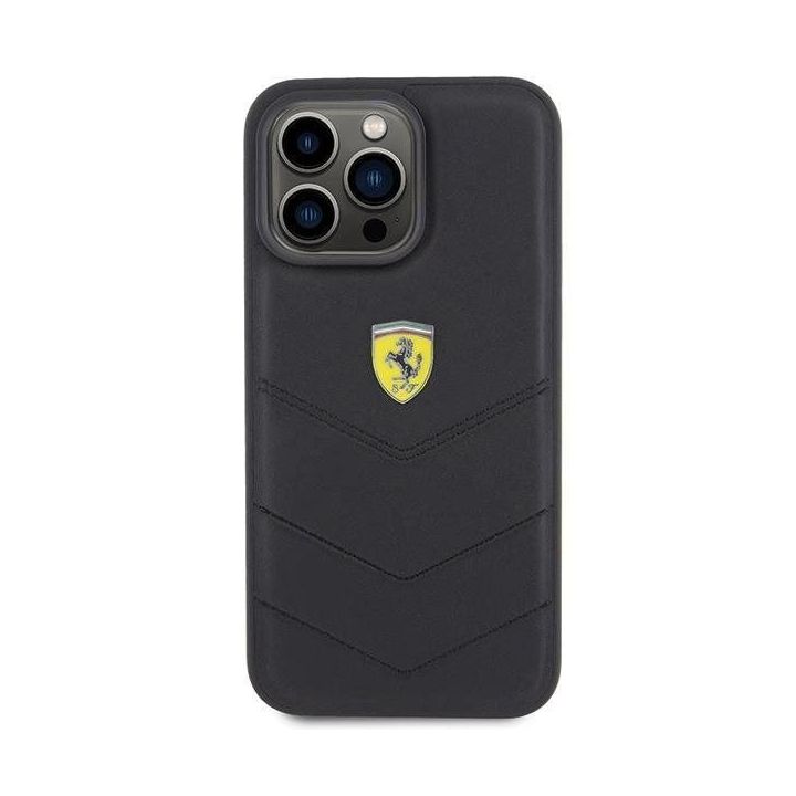 Ferrari dygsniuotas metalinis logotipas ant iPhone 15 Pro Max - nuotraukos