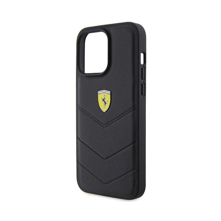 Ferrari dygsniuotas metalinis logotipas ant iPhone 15 Pro Max - nuotraukos