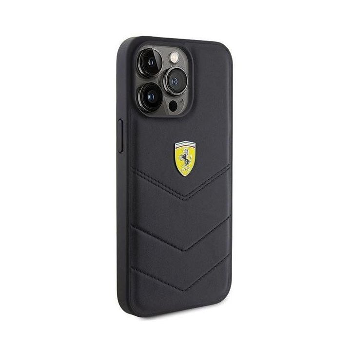 Ferrari dygsniuotas metalinis logotipas ant iPhone 15 Pro Max - nuotraukos