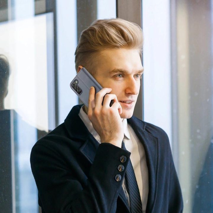 Odinis atlenkiamas dangtelis Tikros odos piniginė kortelėms ir dokumentams Samsung Galaxy S22 + (S22 Plus) mėlyna