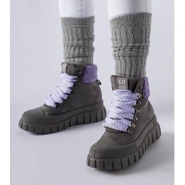 Pilki batai su violetiniais Roanoke akcentais