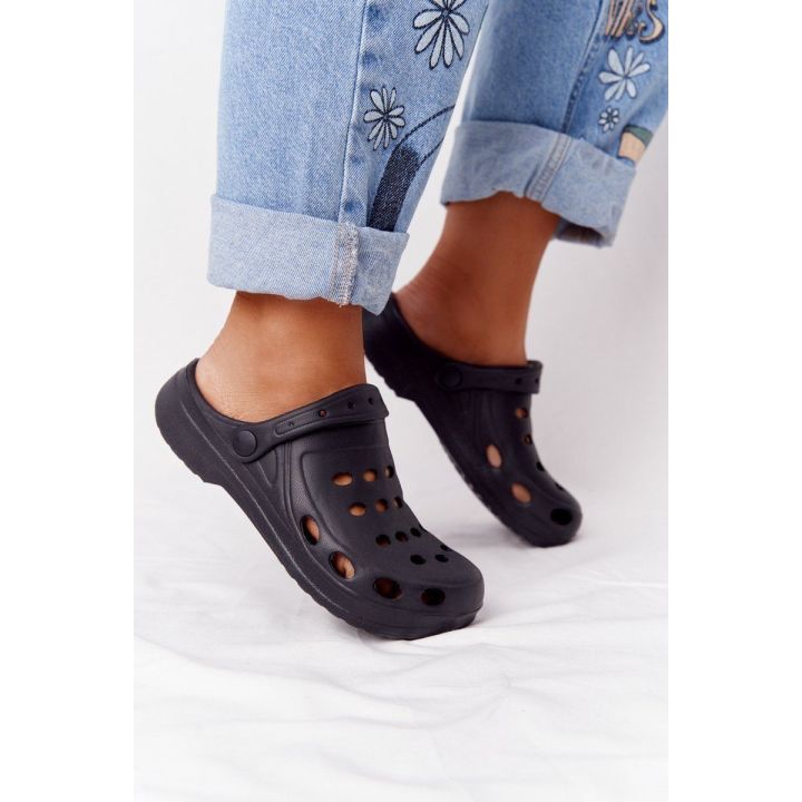 Šlepetės juodos ventiliuojamos su dirželiu Ideal Shoes