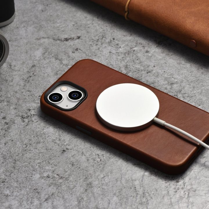 iCarer Oil Wax Premium odinis dėklas iPhone 14 Plus magnetinis odinis dėklas su MagSafe rudos spalvos (WMI14220703-RB)