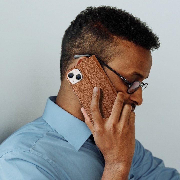 Skin X2 dėklas iPhone 14 Plus dėklui su magnetiniu atvartu rudos spalvos