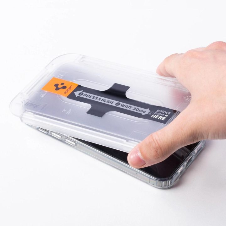 Grūdintas stiklas iPhone 14 Pro Max su Spigen Glas.tR EZ FIT aplikatoriumi (2 vnt.)
