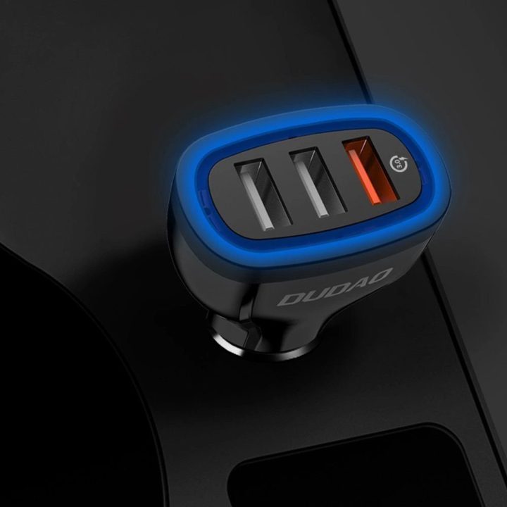 automobilinis įkroviklis su greituoju įkrovimu Quick Charge 3.0 QC3.0 2.4A 18W 3x USB baltas (R7S baltas)