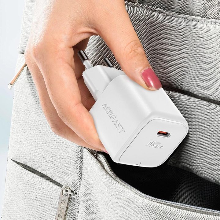 Acefast A77 Mini PD 30W GaN sieninis įkroviklis + USB-C kabelis - baltas