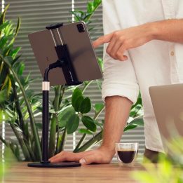 Stovas planšetiniam kompiuteriui ir telefonui ant stalo, juodas (WTHBK4)