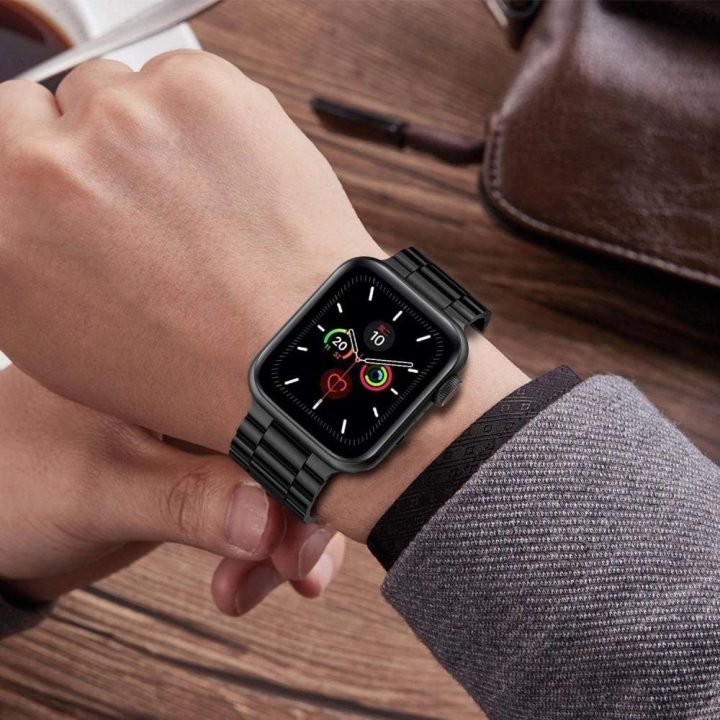 Nerūdijančio plieno apyrankė Apple Watch 4 / 5 / 6 / 7 / 8 / 9 / SE / Ultra 1 / 2 (42/44/45/49 mm) - Juoda