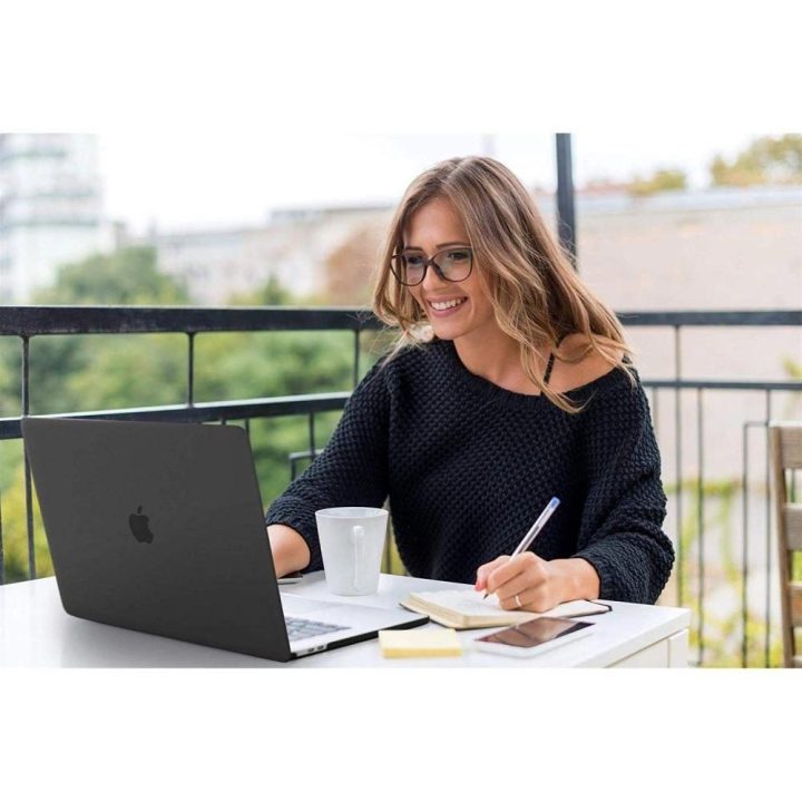 Dėklas MacBook Air“ 13 colių 2018–2020 m. – matinė juoda