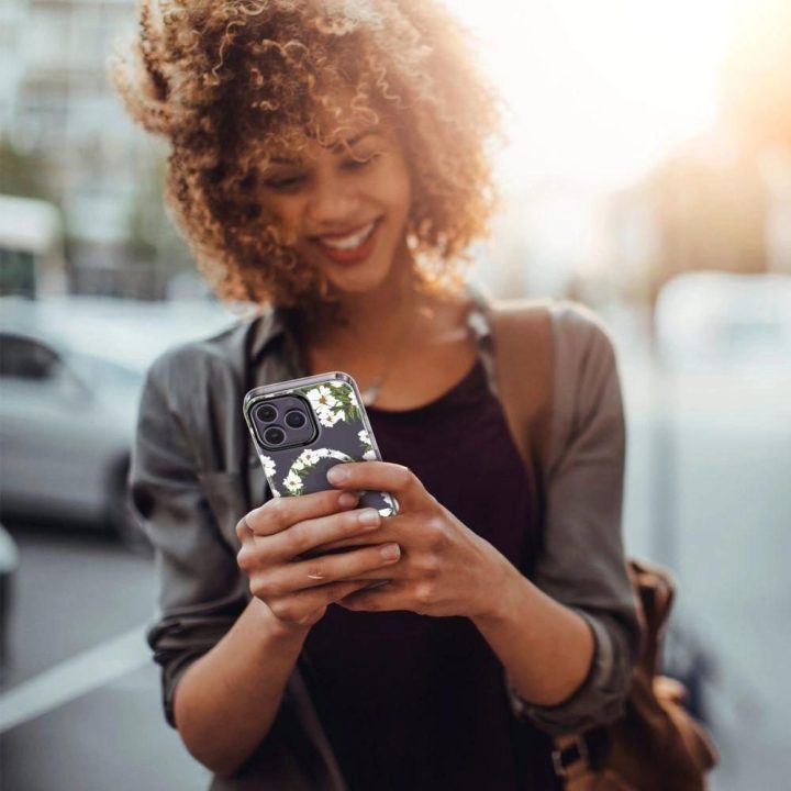 iPhone 15 Pro Max“ dėklas – žiedlapiai su lapais