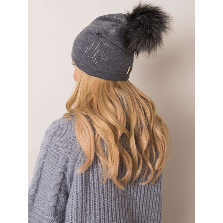 Tamsiai pilka moteriška kepurė su bumbulu