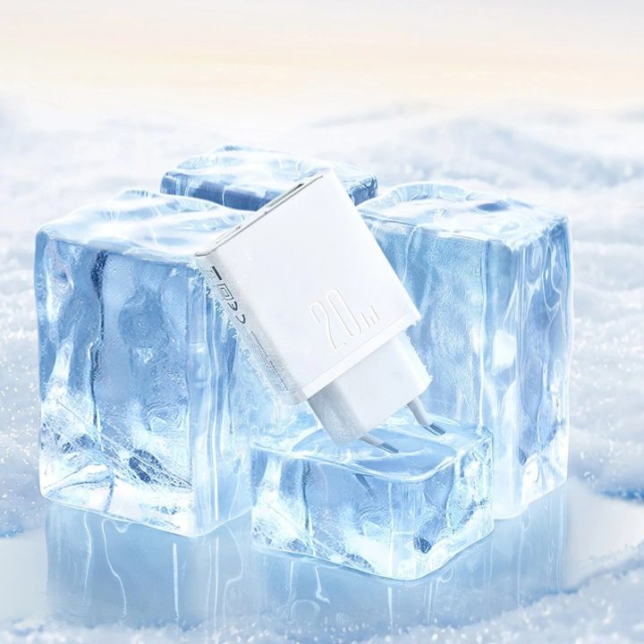 20 W USB C labai plonas sieninis įkroviklis – baltas