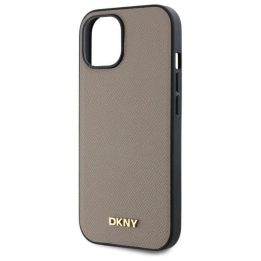 DKNY Grained Metal Logo MagSafe dėklas iPhone 15 – smėlio spalvos