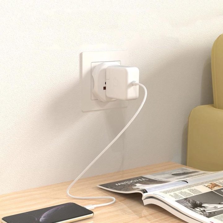 Universal Travel Adapter kelioninis adapteris EU prievadams - baltas