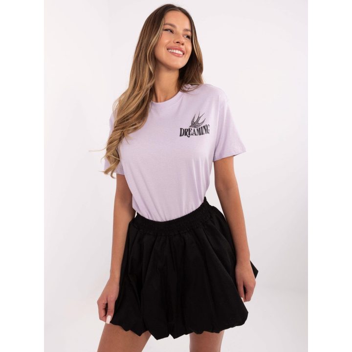 Ryškiai violetinė.