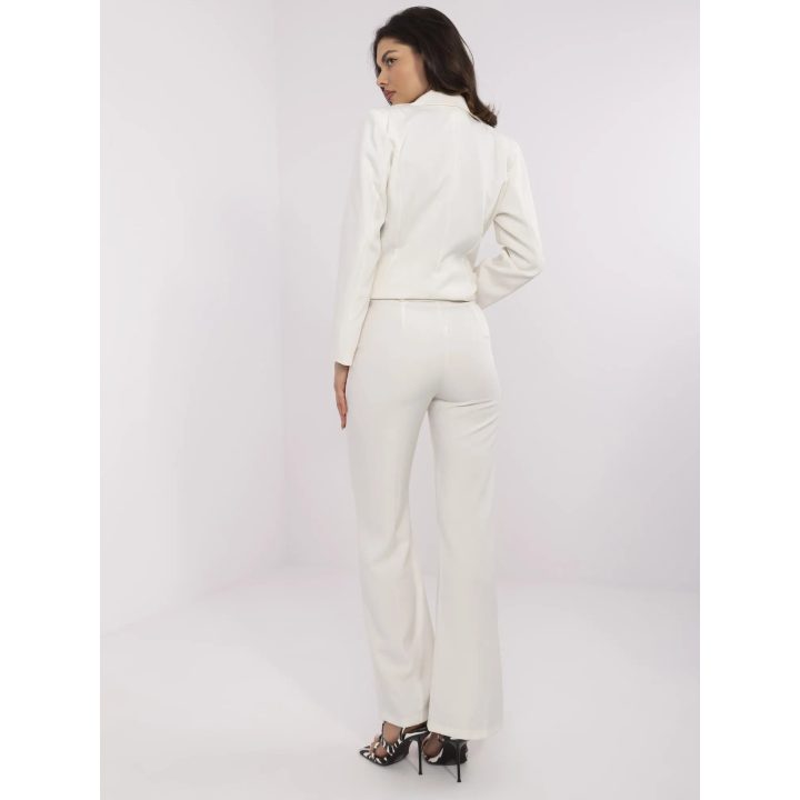 Kreminės kelnės – patogios ir stilingos kasdienai