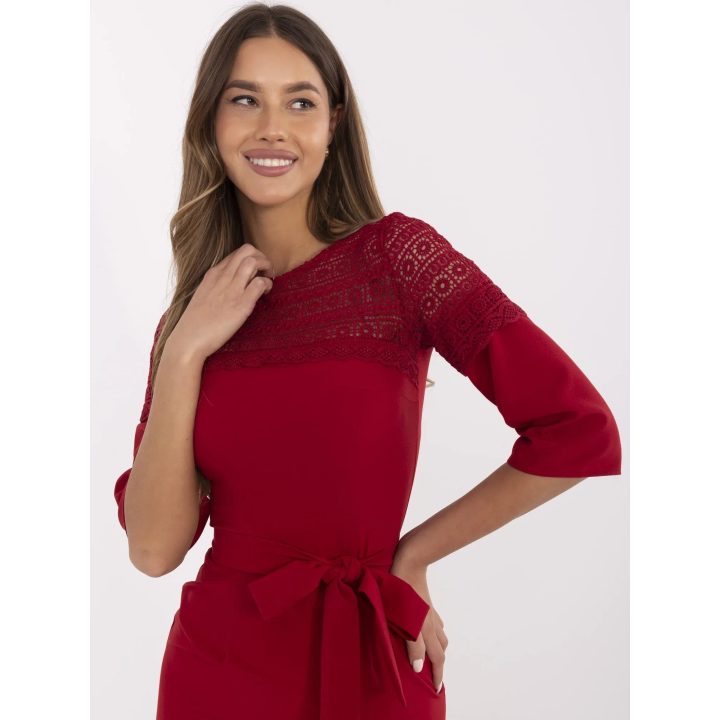 Bordo spalvos moteriška suknelė – elegantiškas ir stilingas pasirinkimas