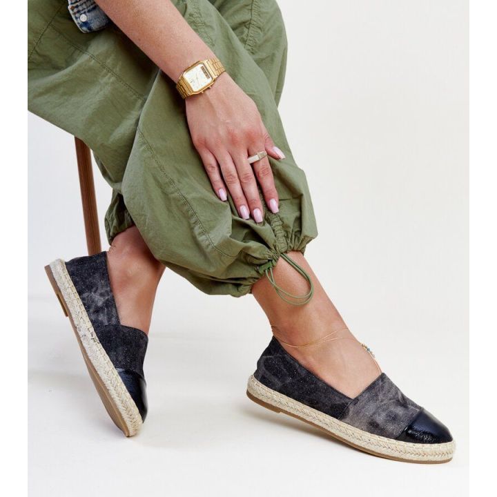 juodos blizgios espadrilės