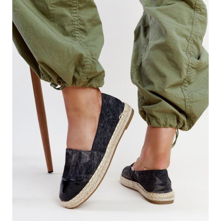 juodos blizgios espadrilės