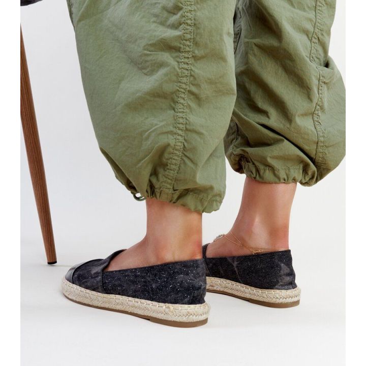 juodos blizgios espadrilės