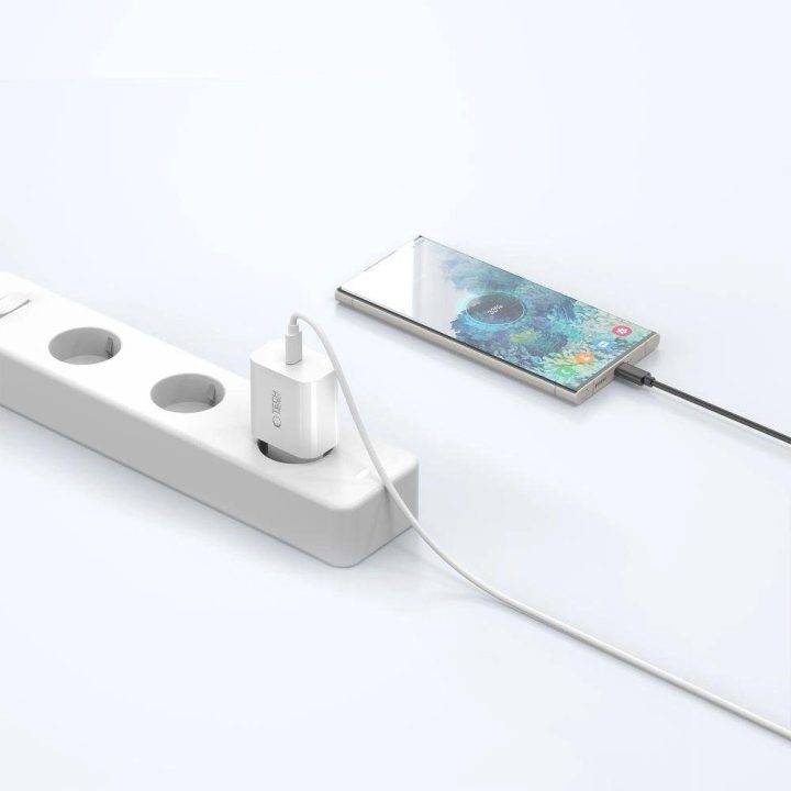 sieninis įkroviklis su USB-C jungtimi, baltas.