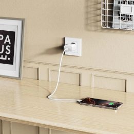 USB-C sieninis įkroviklis su USB-C laidu (20 W), baltas.