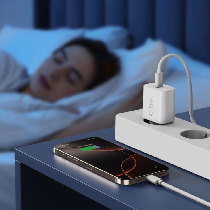 USB-C sieninis įkroviklis su USB-C laidu (20 W), baltas.