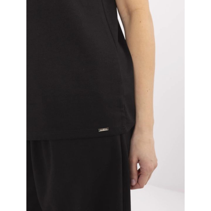Juoda moteriška palaidinė – elegantiška ir patogi