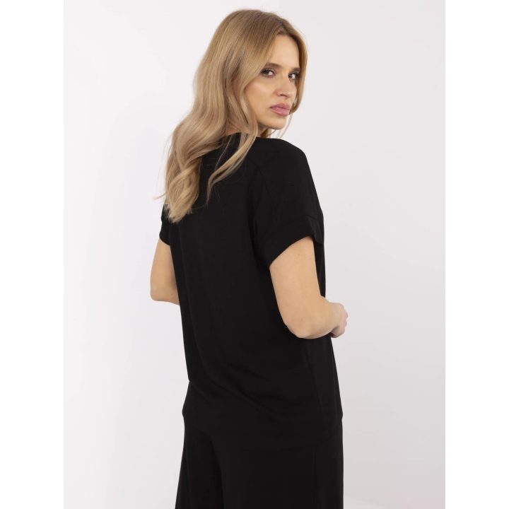 Juoda moteriška palaidinė – elegantiška ir patogi