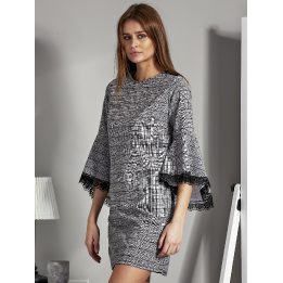 Juodai balta moteriška suknelė elegantiškam įvaizdžiui